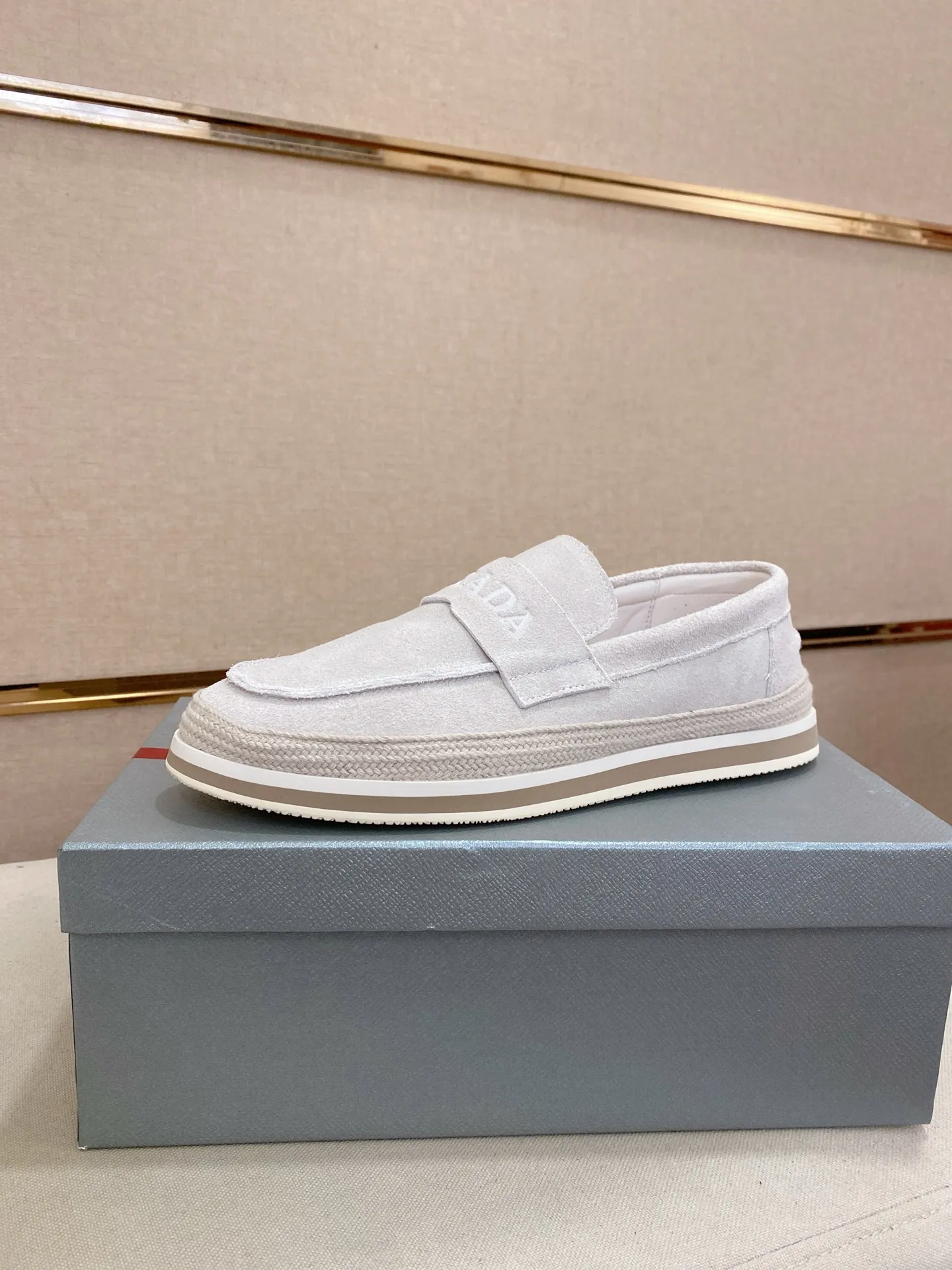 Men's shoes 💰 480💰 ✔️✔️✔️Top high version High-quality new PRADA (Prada) counters are launched at the same time. The new men's shoes and 😘fabrics are purely handmade in Niujing. Lining: Full cowhide lining. 👍🏿High-end☄️Open-molded non-slip rubber outsole, exquisite lines, simple and elegant, comfortable and high-end for leisure travel. Code number: 38-44. Can be customized45